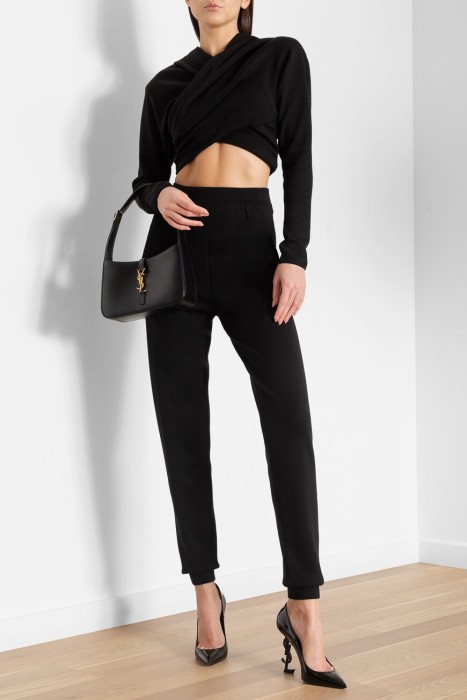 Товар черного цвета с внутренней стороны