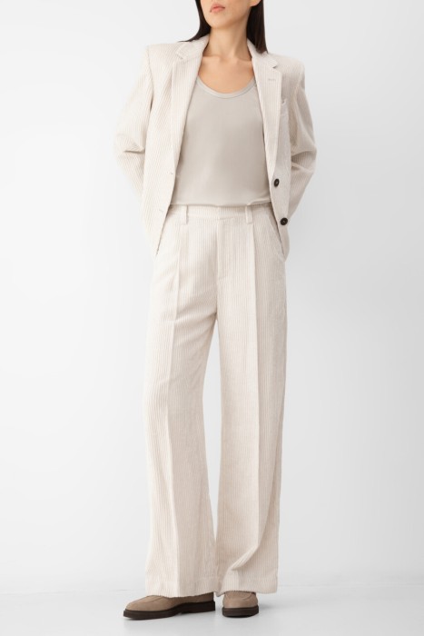 Товар бежевого цвета с внутренней стороны