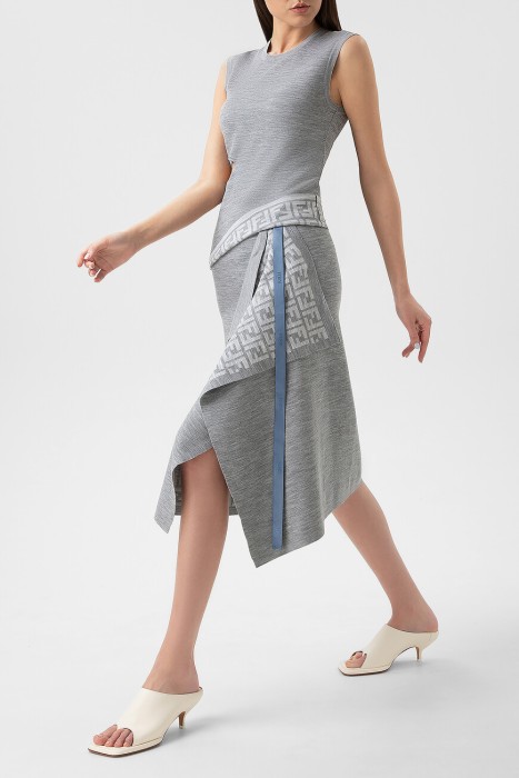 Товар серого цвета с внутренней стороны