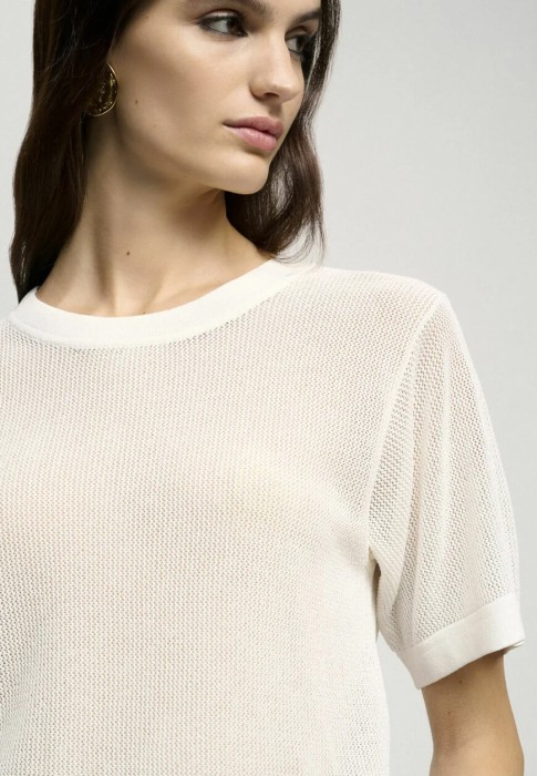 Товар белого цвета с внутренней стороны