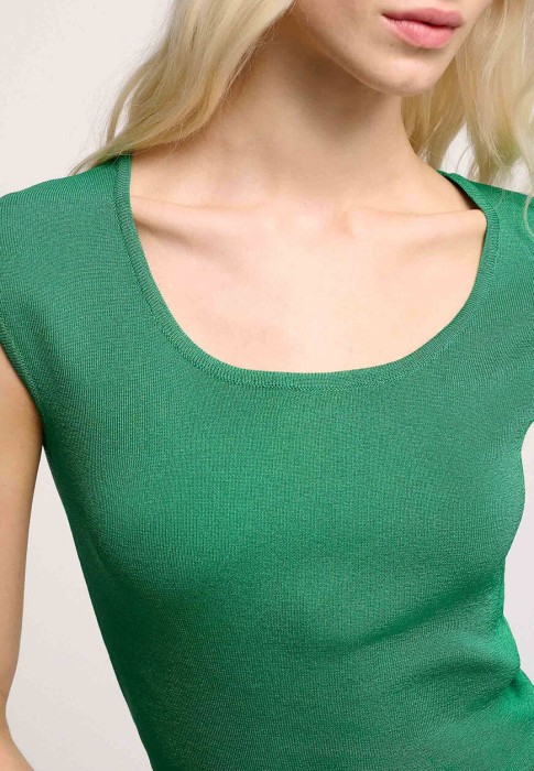 Товар зеленого цвета с внутренней стороны