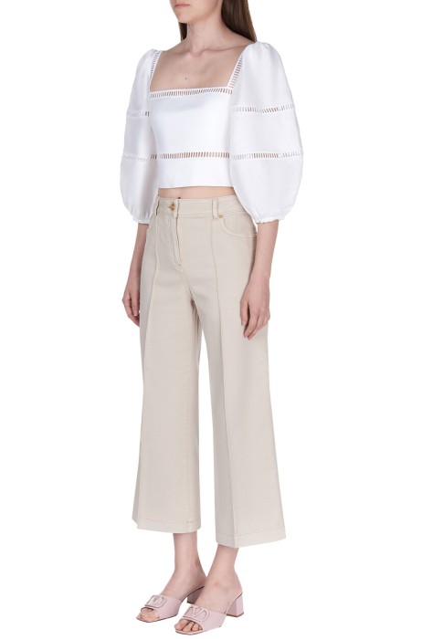 Товар белого цвета с внутренней стороны