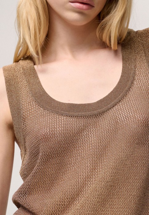 Товар коричневого цвета с внутренней стороны