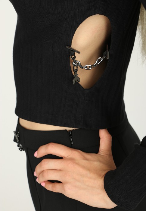 Товар черного цвета с внутренней стороны