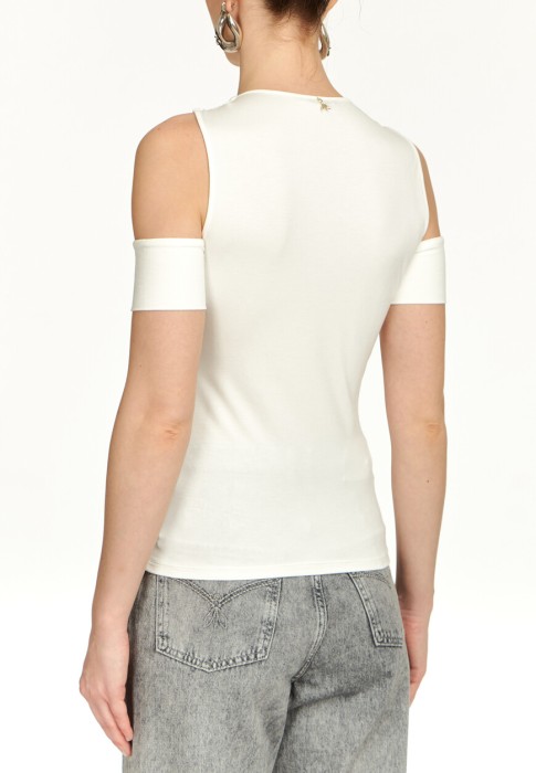 Товар белого цвета с внутренней стороны