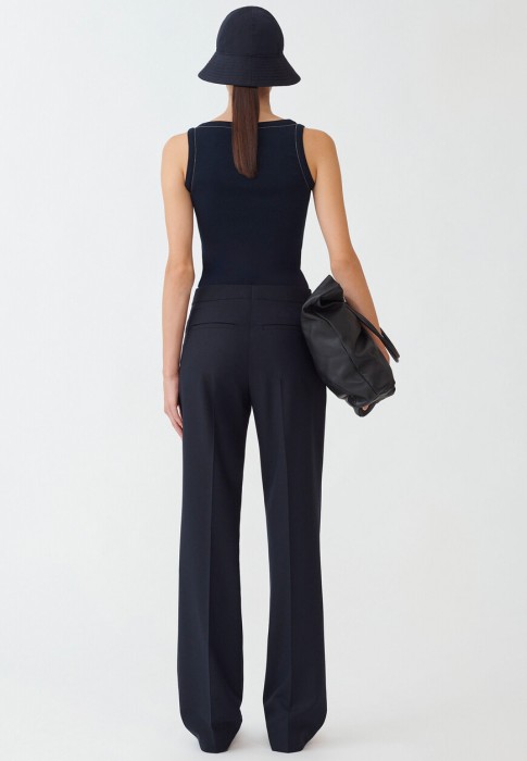 Товар синего цвета с внутренней стороны