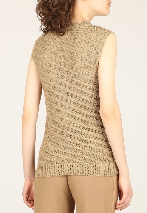 Товар коричневого цвета с внутренней стороны