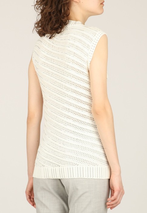 Товар белого цвета с внутренней стороны