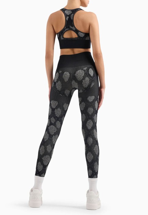 Товар черного цвета с внутренней стороны