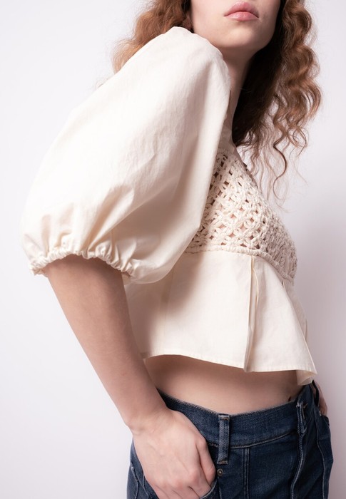 Товар бежевого цвета с внутренней стороны