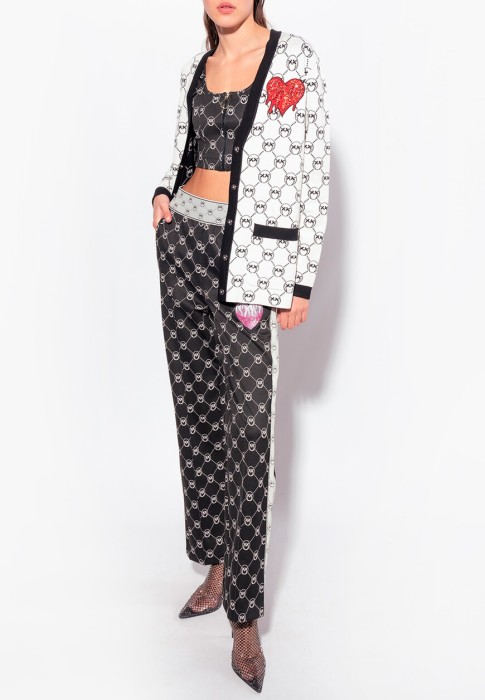 Товар черного цвета с внутренней стороны