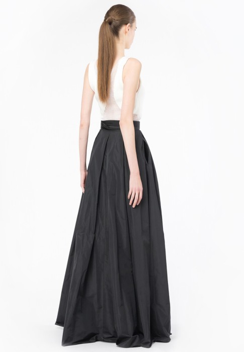 Товар белого цвета с внутренней стороны