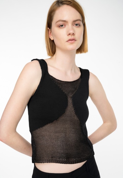 Товар черного цвета с внутренней стороны