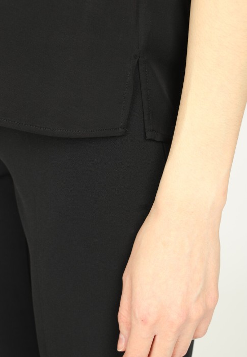 Товар черного цвета с внутренней стороны