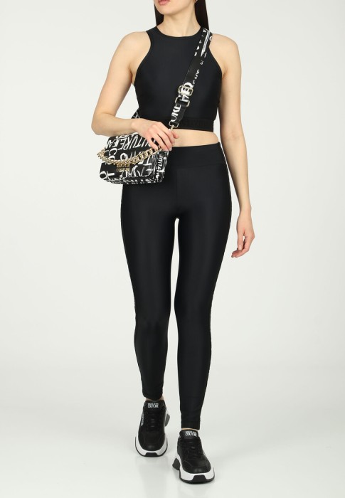 Товар черного цвета с внутренней стороны