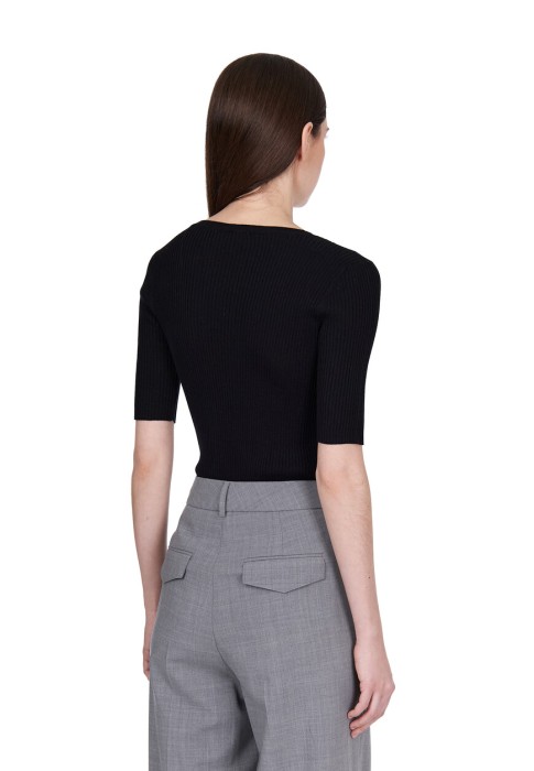 Товар черного цвета с внутренней стороны