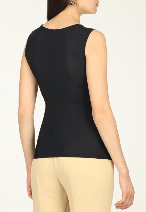 Товар черного цвета с внутренней стороны