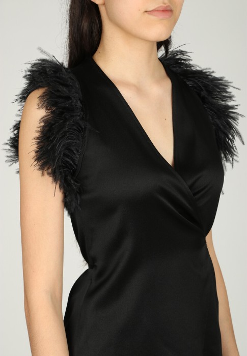 Товар черного цвета с внутренней стороны