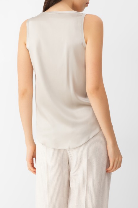 топ  от бренда brunello cucinelli вид слева