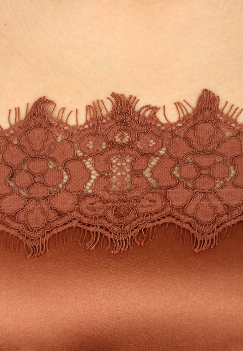 Товар коричневого цвета с внутренней стороны