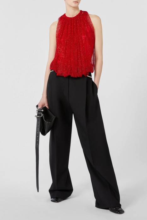 Товар красного цвета с внутренней стороны