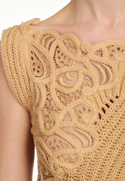 Товар коричневого цвета с внутренней стороны