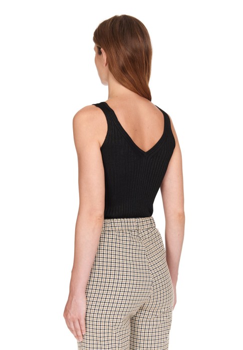 Товар черного цвета с внутренней стороны