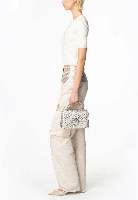 Товар белого цвета с внутренней стороны