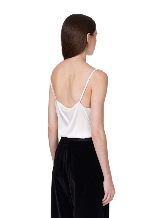 Товар белого цвета с внутренней стороны