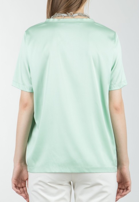 Товар зеленого цвета с внутренней стороны