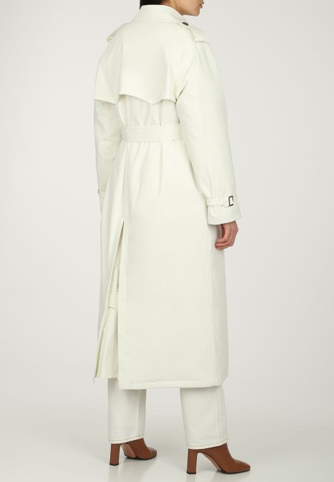 Товар белого цвета с внутренней стороны