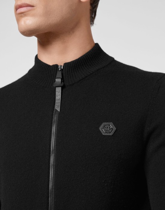 Товар черного цвета с внутренней стороны