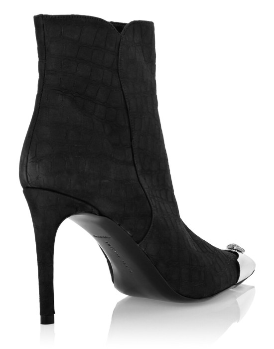 Товар черного цвета с внутренней стороны