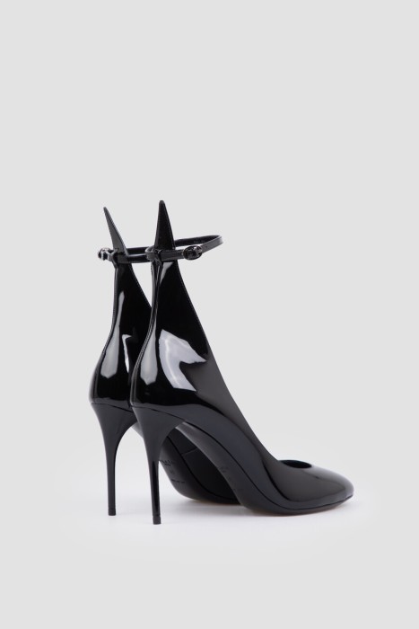 Товар черного цвета с внутренней стороны