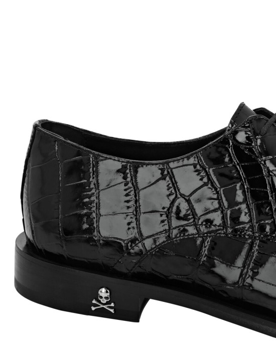 Товар черного цвета с внутренней стороны