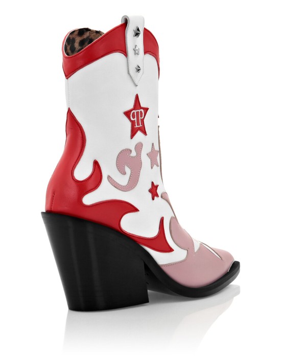 Товар красного цвета с внутренней стороны