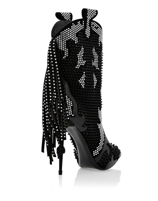 Товар черного цвета с внутренней стороны