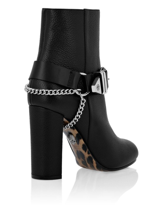 Товар черного цвета с внутренней стороны