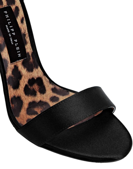 Товар черного цвета с внутренней стороны