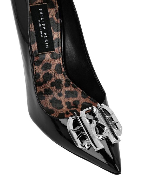 Товар черного цвета с внутренней стороны