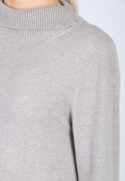 Товар бежевого цвета с внутренней стороны