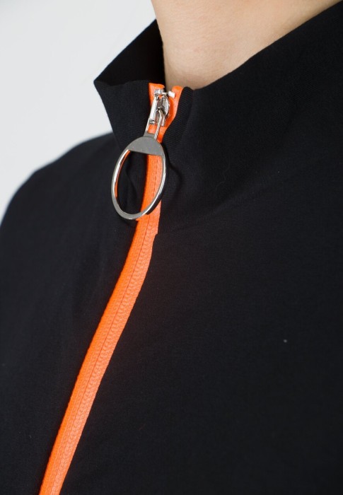 Товар черного цвета с внутренней стороны