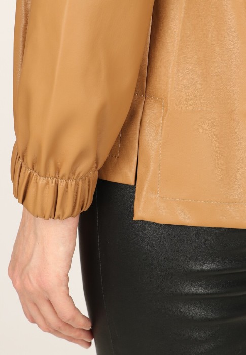 Товар коричневого цвета с внутренней стороны