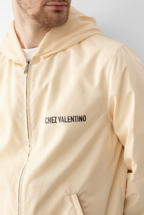 Товар бежевого цвета с внутренней стороны