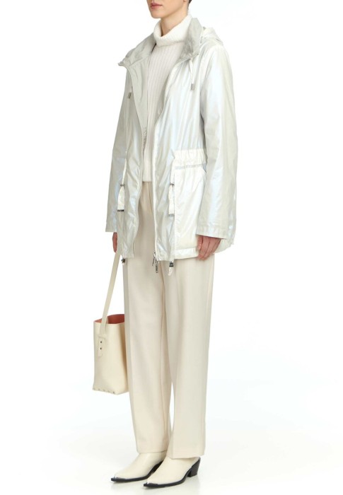 Товар белого цвета с внутренней стороны