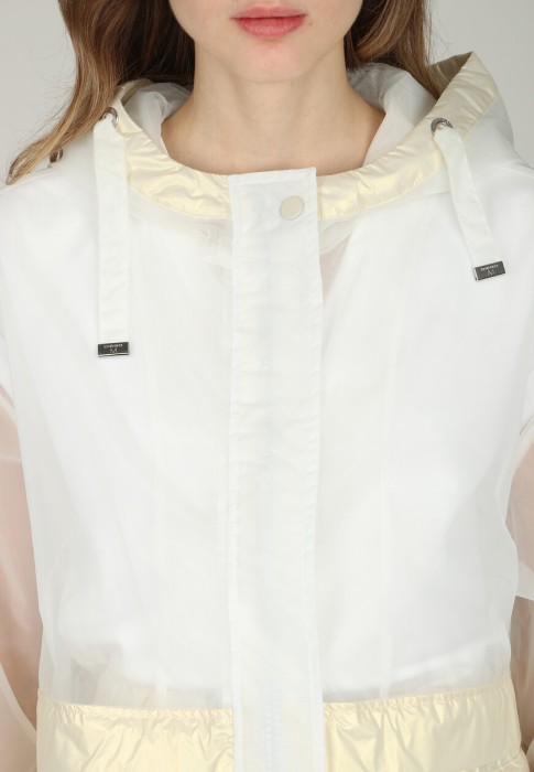 Товар белого цвета с внутренней стороны