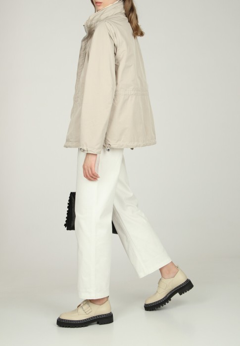 Товар белого цвета с внутренней стороны