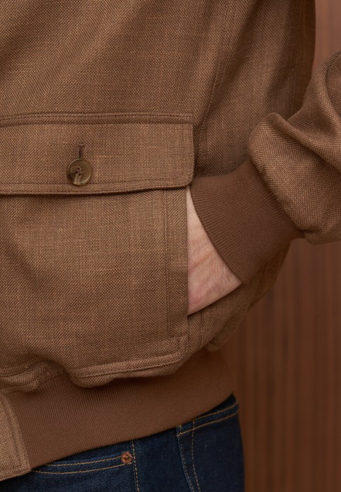 Товар коричневого цвета с внутренней стороны