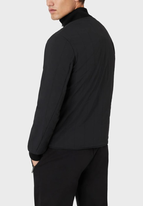 Товар черного цвета с внутренней стороны