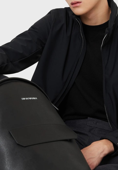 Товар черного цвета с внутренней стороны